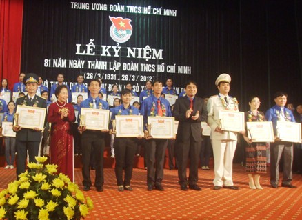 Đồng chí Nguyễn Thị Doan trao giải thưởng cho 81 Bí thư Đoàn cơ sở xuất sắc. (Ảnh Văn Việt - TNTĐ)